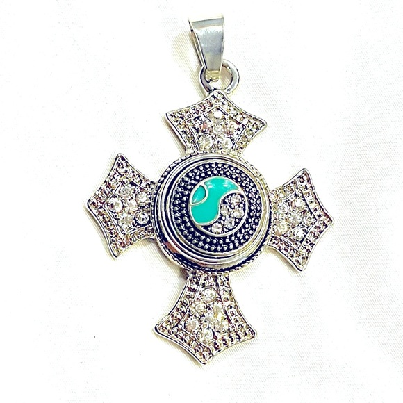 Snap Pendant,Crystal Non-Tarnish aprox 2&1/2 in top to bottom I have more snaps - Picture 1 of 3